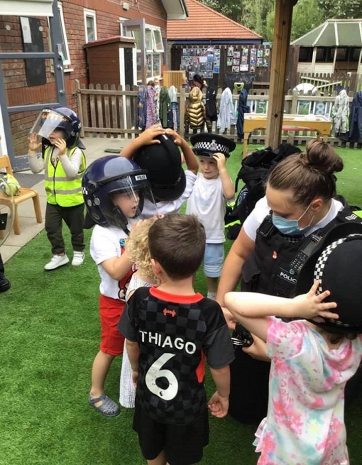 Liverpool nursery children enjoy visit from police officers