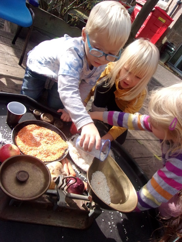 Edinburgh nursery children use scales to develop maths skills